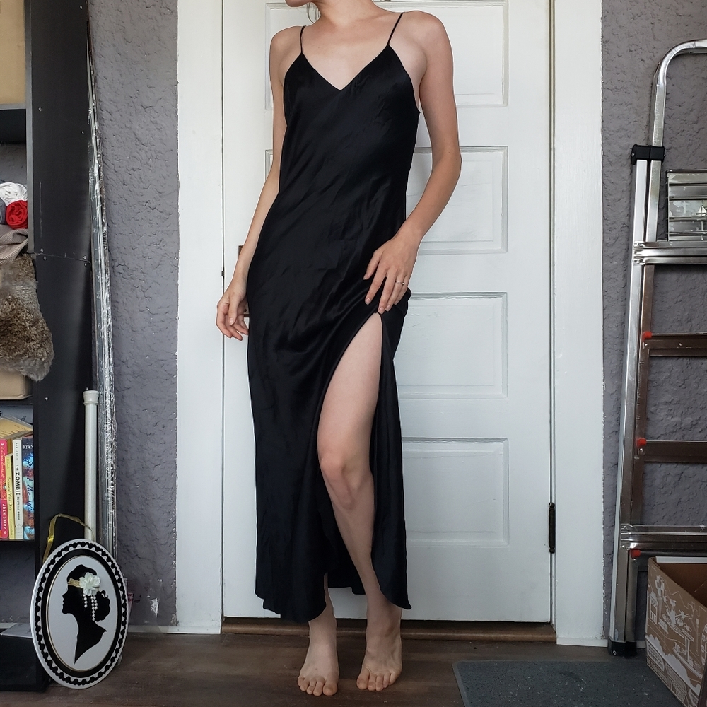 Silk leg-slit slip
